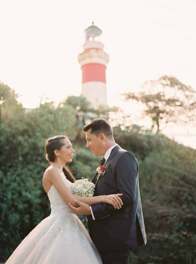 couple de mariée phare de sainte-suzanne